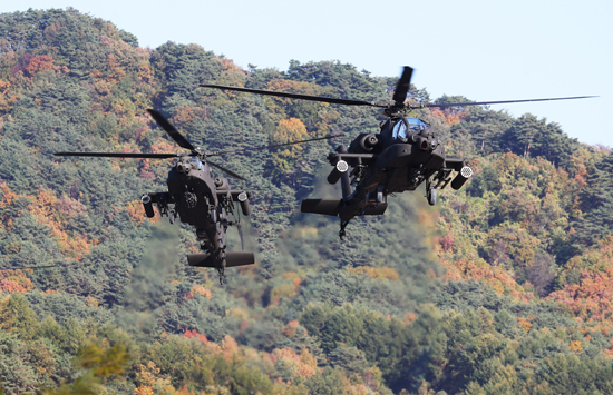 24일 오후 경기도 양평군 비승사격장에서 열린 '2017 육군항공 사격대회'에서 아파치(AH-64E) 헬기가 편대비행을 하고 있다. /연합뉴스