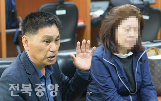 26일 전북경찰청 기자실에서 야스쿠니신사 폭발음 사건 용의자로 지목돼 일본 경찰에 체포된 한국인 전모씨(29)의 어머니(오른쪽)가 관련 기자회견을 하고 있다./이원철기자