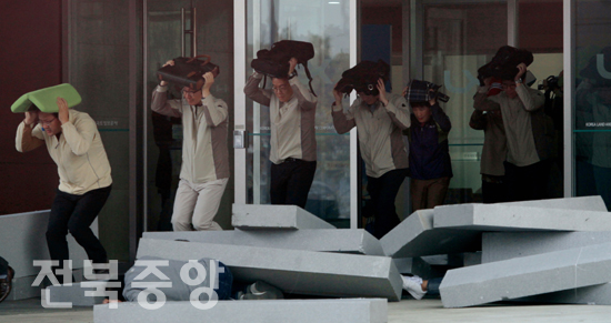 '재난대응 대규모 지진 대비 현장 훈련'이 실시된 2일 LX한국국토정보공사에서 직원들이 가상의 6.4 지진발생 상황에 맞춰 신속히 대피하고 있다./김현표기자