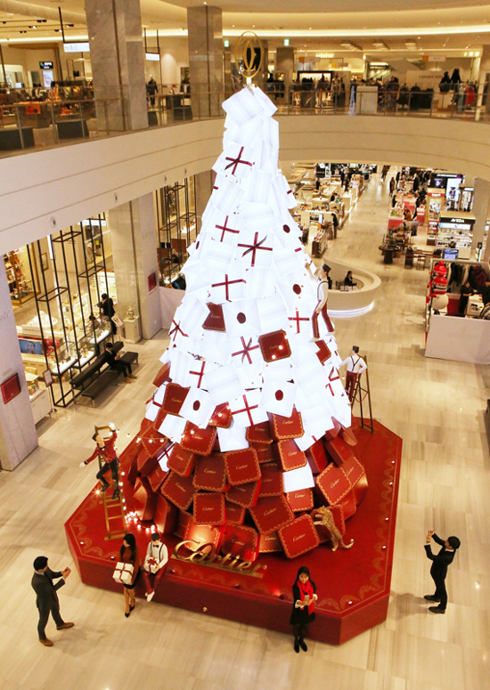 오전 경기 성남시 분당구 현대백화점 판교점에서 방문객들이 중앙광장에 설치된 '까르띠에 대형 크리스마스트리'를 관람하고 있다.