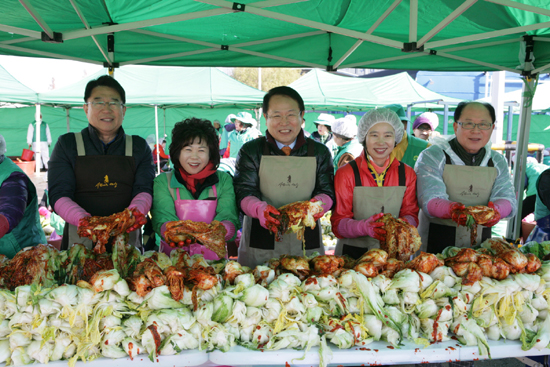 지난 14일부터 16일까지 익산시 새마을회는 목천동 농산물도매시장에서 '사랑의 김장 나누기 행사'를 진행했다.