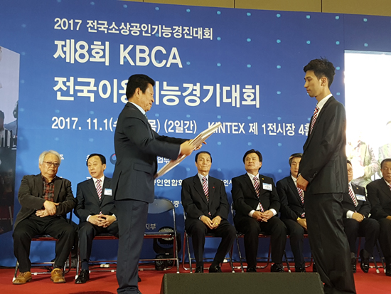 익산 최초의 바버샵인 준 이용원 황지성 대표는 KBCA전국이용기능경기대회에서 창작커트드라이 및 쉐이빙(면도) 부문 동상을 수상했다.