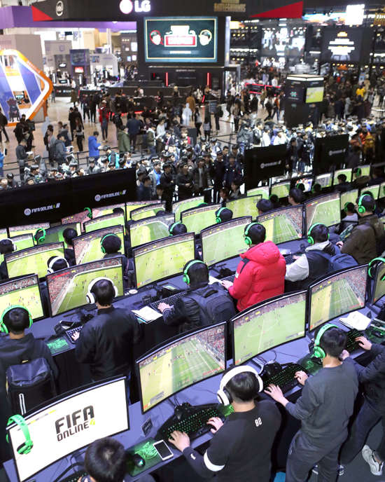 국내 최대 게임전시회인 지스타가 16일 부산 벡스코에서 나흘 일정으로 개막했다. 관람객들이 PC 온라인 게임 '피파 온라인4'를 체험하고 있다 ./연합뉴스