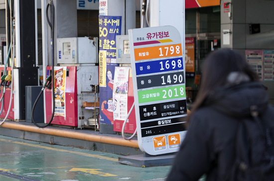 휘발유 판매가격이 16주 연속 오름세를 보이고 있는 19일 서울의 한 주유소가 한산하다. 이날 한국석유공사 유가 정보서비스 오피넷에 따르면 전국 평균유가는 리터당 1524.94를 기록했다. /연합뉴스