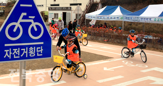 '어린이 자전거 안전교육'이 실시된 22일 전주천 생태자전거 놀이터에서 자전거를 처음타거나 미숙한 어린이들이 교육강사의 지도에 따라 자전거를 타고 있다./김현표기자