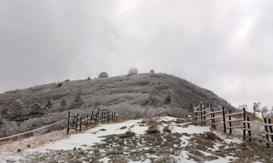 26일 강원 속초시 중청대피소에서 바라본 설악산 국립공원이 밤새 내린 눈으로 하얗게 덮혀 있다. /연합뉴스