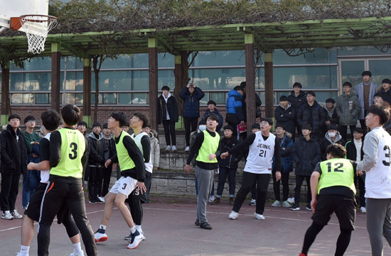 전주비전대가 주최한 전북지역 고교연합체육대회에서 27일 대학수학능력 시험을 끝낸 고3 학생들이 농구 경기를 하고 있다. /연합뉴스