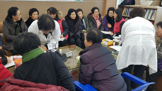 13일 전북도자원봉사센터는 익산 남전교회에서 어르신에 봉사를 펼쳤다.