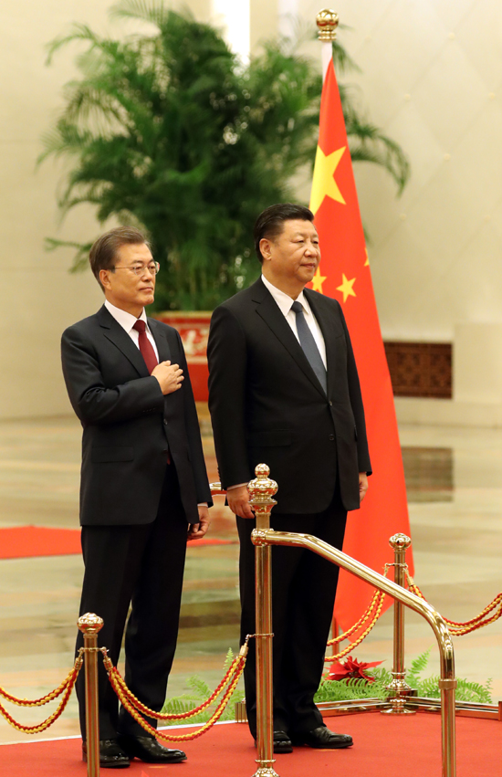 문재인 대통령과 시진핑 중국 국가주석이 14일 오후 베이징 인민대회당 북대청에서 열린 공식환영식에서 국민의례하고 있다. /연합뉴스