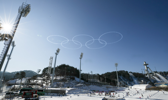 평창동계올림픽 개막을 50일 앞둔 21일 공군 특수비행팀 블랙이글스가 만든 오륜 구름이 알펜시아 경기장 하늘 위를 수놓고 있다.