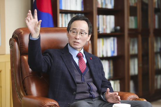 송하진 지사는 1일 "6·13 지방선거 재선에 성공해 전북 발전의 열매들이 도민에게 배분될 수 있도록 최선을 다하겠다"고 밝혔다.