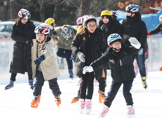 전국에 한파가 몰아친 11일 오후 경기도 성남시청 야외스케이트장을 찾은 청소년들이 스케이트를 타며 즐거워하고 있다. /연합뉴스