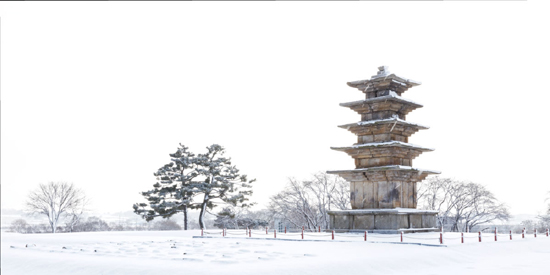 왕궁리 오층석탑에 새하얀 눈이 내려 백제의 아름다운 숨결을 더욱 빛내고 있다. /사진작가 유달영