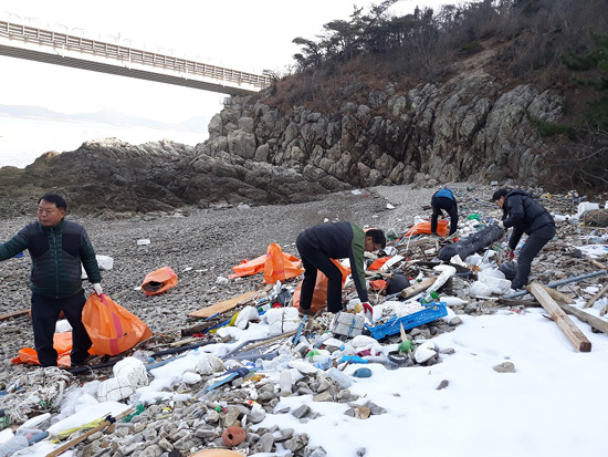 24일 군산시는 쾌적한 해양환경 개선을 위해 고군산 연결도로 입구인 신시도 해안교에서 해양쓰레기 수거활동을 펼쳤다.