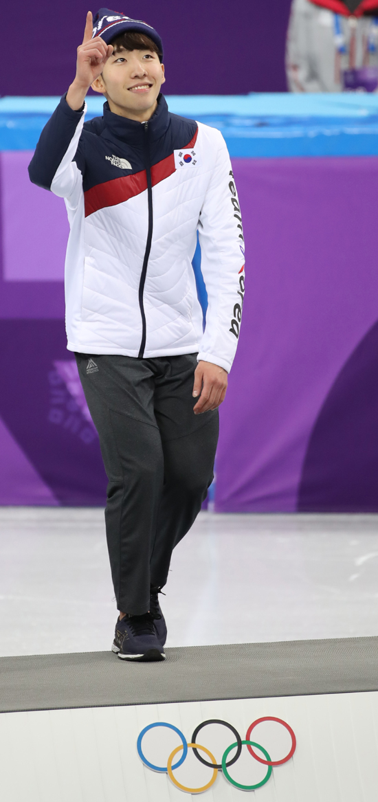 10일 오후 강릉 아이스아레나에서 열린 2018 평창동계올림픽 쇼트트랙 남자 1,500m 결승에서 우승을 차지한 임효준이 플라워세리머니 때 포디엄으로 올라가며 손가락을 치켜세우고 있다. /연합뉴스