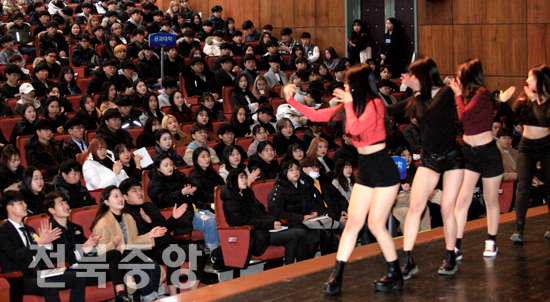 '2018년도 신입생 오리엔테이션'이 열린 19일 전북대학교 삼성문화회관에서 행사에 참석한 입학예정자들이 전북대 사회대 댄스동아리 팀의 공연을 즐기고 있다./김현표기자