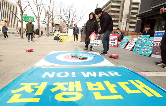 평화와통일을여는사람들(평통사) 회원들이 21일 서울 미 대사관 앞에서 남북·북미 대화와 한반도의 비핵화 컬링 퍼포먼스를 하고 있다. /연합뉴스