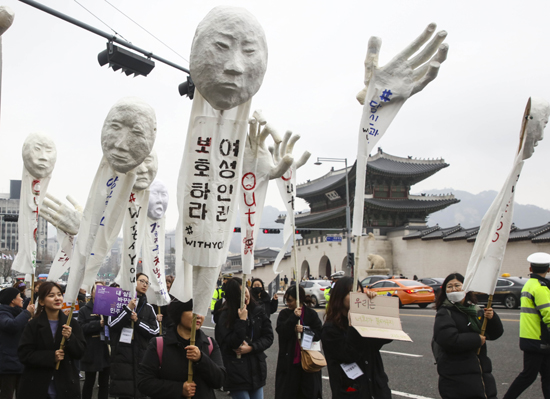 4일 서울 광화문광장에서 열린 '2018 3.8 세계여성의 날 기념 제34회 한국여성대회'에서 참석자들이 실질적 성평등 실현을 촉구하며 안국역 방향으로 행진하고 있다.