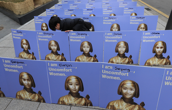 7일 오후 서울 종로구 주한일본대사관 앞에서 열린 '일본군 성노예제 문제 해결을 위한 정기 수요시위' 에서 참여자들의 얼굴이 인쇄된 나만의 소녀상들이 설치돼 있다. /연합뉴스