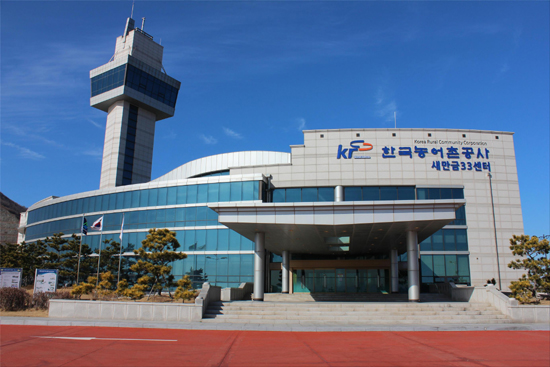 한국농어촌공사는 세계최장(33.9km) 방조제인 새만금 2호와 3호방조제의 중간에 위치한 새만금 33센터내 전망대를 일반국민에게 개방한다.