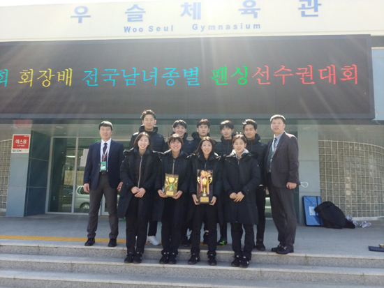 지난 7일부터 진행된 전국 남녀 종별펜싱선수권대회에서 익산시청은 에페 우승컵을 들어 올렸다.