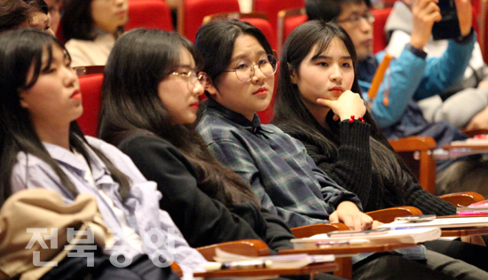 '2019학년도 수능 대비 입시정보 설명회'가 열린 14일 전북교육문화회관에서 설명회에 참석한 학생들이 진지한 표정으로 강사의 설명을 듣고 있다./김현표기자