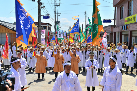 고창군에서는 지난 25일 공읍면무장기포지와 무장읍성 일원에서 '동학농민혁명 제124주년 기념행사 및 무장기포기념제'가 개최됐다.