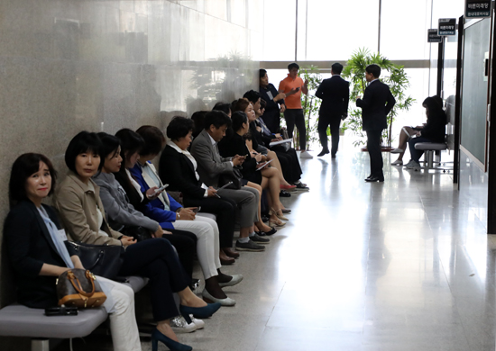 20일 국회 바른미래당 사무실 앞에 광역·기초 비례대표 후보 면접 참석자들이 면접 순서를 기다리고 있다. /연합뉴스