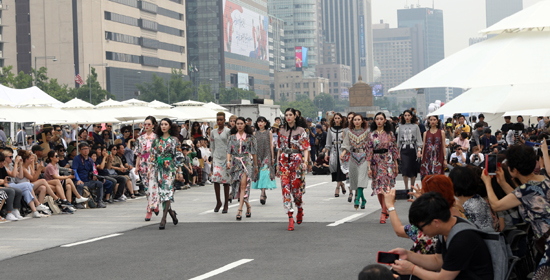 17일 오후 광화문 세종대로에서 '차 없는 거리 패션쇼'를 하고 있다. 서울시가 차 없는 거리의 날을 맞아 개최한 행사이다. /연합뉴스
