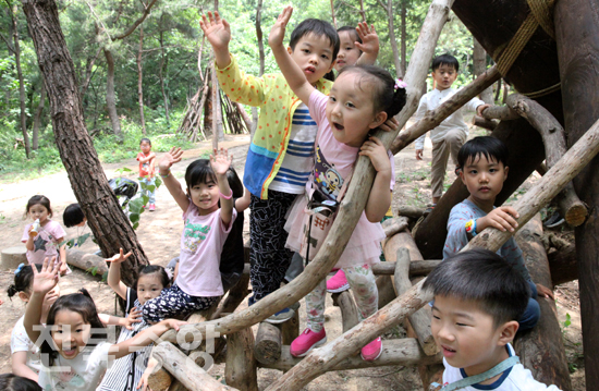 20일 전주시 인후공원 유아숲 체험원에서 알곡어린이집 아이들이 줄타기놀이를 하며 즐거워하고 있다./김현표기자