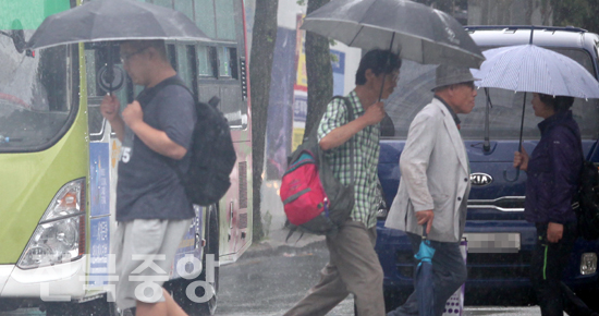 새벽부터 비가 내리기 시작한 28일 전주시 팔달로에서 시민들이 우산을 쓰고 길을 건너고 있다. 이날 비는 오전에 그치며 소강상태에 접어들었으나, 전북 내륙 일부지역은 대기 불안정으로 요란한 소나기가 지나겠다고 기상청은 전했다./김현표기자
