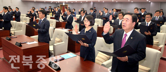 2일 제11대 도의회 개원식이 열린 전북도의회 본회의장에서 11대 도의원들이 의원선서를 하고 있다./김현표기자