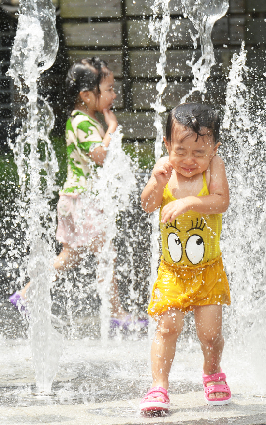 전북지역에 연일 폭염특보가 내린 16일 전주 한옥마을에서 어린이들이 시원스레 쏟아지는 분수에서 물놀이를 하며 무더위를 식히고 있다./이원철기자