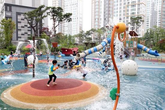 전국 대부분 지역에 폭염 특보가 내려진 22일, 물을 채운 대전 도심 한 아파트 놀이터에서 아이들이 물놀이하며 더위를 식히고 있다. /연합뉴스