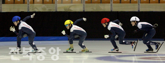 21일 '제16회 전주시장배 빙상대회'가 열린 전주빙상경기장에서 쇼트트랙 남자중등부문에 참가한 선수들이 시원하게 빙판을 가르며 달리고 있다./김현표기자