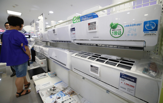 29일 서울의 한 전자제품 판매점을 찾은 시민이 에어컨을 살펴보고 있다. 가전업계에 따르면 올여름 기록적인 폭염이 이어지면서 국내 에어컨 판매 대수는 역대 최고치인 260만대에 달할 것으로 추정됐다. /연합뉴스