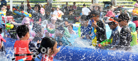 전북지역에 올해 최고 기온을 경신한 1일 임실치즈테마파크 아쿠아 페스티벌 행사에 참가한 어린이들이 물총놀이를 하며 시원한 물놀이 축제를 즐기고 있다./이원철기자