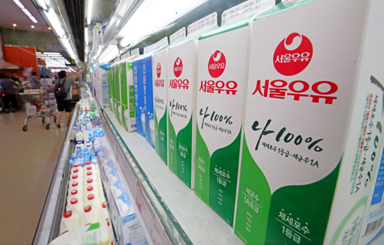 8일 서울우유협동조합은 우유 제품의 가격을 오는 16일부터 3.6%(흰 우유 1리터 기준)인상한다고 밝혔다. 2013년 이후 5년만에 이뤄진 가격 인상이다. 사진은 이날 오후 서울의 한 대형마트에서 서울우유를 고르는 소비자 모습. /연합뉴스