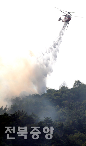 18일 오후 전주시 완산구 용복동 인근 야산에서 산불이 일어나 소방 및 산림청 헬기가 산불을 진압하고 있다./김현표기자
