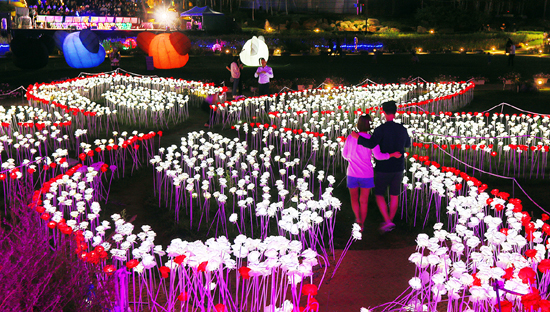 지난 25일 강원랜드에서 'Lighting Installation Art'를 주제로 열린 빛축제에서 관광객들이 조명쇼를 즐기고 있다. /연합뉴스