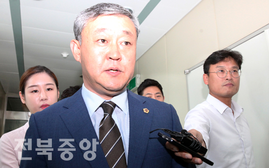 여행사 대표에게 해외연수 경비를 대납 받았다는 의혹을 받고 있는 송성환 전북도의회 의장이 6일 전북지방경찰청에 조사를 받기위해 들어오고 있다./김현표기자
