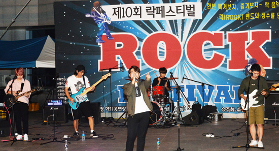 본사 주최로 7일 전북도청 야외공연장에서 열린 제10회 락 페스티벌 행사에 참가한 '망건스 밴드' 팀이 초가을 밤 '락의 향연'의 공연을 펼치고 있다. /이원철기자