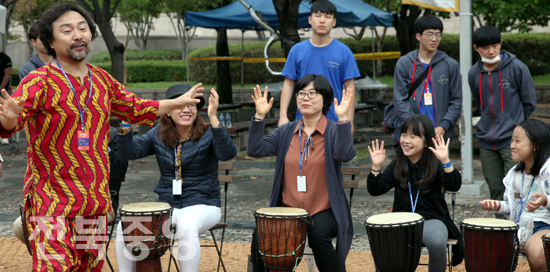 '제17회 전주세계소리축제가 열리고 있는 6일 한국소리문화의 전당 광장에서 젬베&드럼서클 체험 참가자들이 젬베폴라 이영용씨에게 젬베를 배우며 즐거워 하고 있다.  /김현표기자