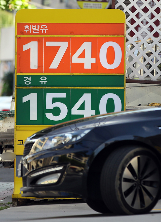 국내 휘발유 가격이 6일 평균 1천659.6으로 약 3년 10개월만에 최고치를 기록했다. 지역별로는 서울의 휘발유 가격이 1천744.8원으로 전국에서 가장 높았다. /연합뉴스