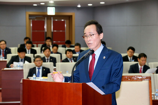 6일 도의회 본회의장에서 열린 제357회 본회의에서 송하진지사가 최영일의원의 도정질문에 답변하고 있다. /도 제공