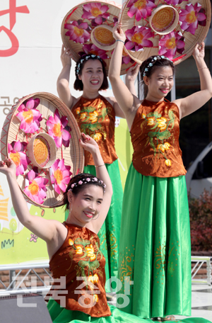 17일 시민과 함께하는 다문화 소통 한마당 행사가 열린 전주시 한국전통문화전당 야외무대에서 다문화가족들이 베트남 전통춤(모농라)을 선보이고 있다./김현표기자