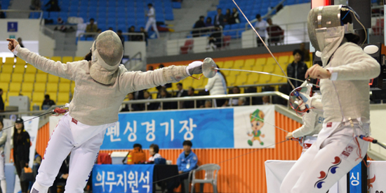 제99회 전국체전에 출전한 익산시청 김지연 선수는 여자 일반부 사브르 개인 결승에서 금메달과 여자 일반부 사브르 단체전에서 은메달을 목에 걸었다. /이원철기자