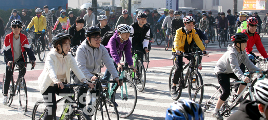 20일 전주시민과 LX가 함께하는 2018 전주 자전거 한마당이 열린 전주시청 앞 기린대로에서 시민들과 LX사이클선수단이 함께 자전거 대행진을 하고 있다./김현표기자