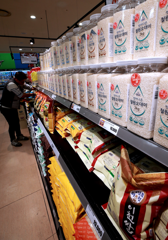 22일 오후 서울 시내 한 대형마트에 쌀 제품들이 진열돼있다. 10월 쌀값은 공급량 감소로 80kg당 19만3천~4천원을 기록해 수매제에서 공공비축미 매입제로 변경된 지난 2005년 이후 13년 만에 역대 최고치를 나타냈다. /연합뉴스