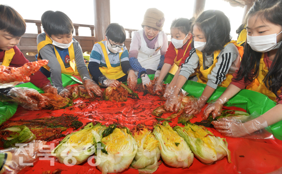 6일 전주 한옥마을 남천교 청연루에서 전주한옥마을협동조합.마을기업 오춘자 대표와 익산 이리모현초등학교 학생들이 함께 전통발표 음식인 김장체험을 하고 있다./이원철기자